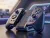 Joy-Con 2 : tout ce que l’on sait sur la manette Switch 2 Manette de jeu futuriste avec éclairage LED bleu sur un support, placée sur un bureau dans une chambre gaming.