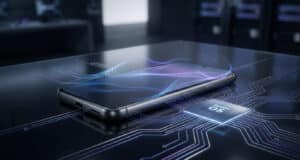 Un smartphone moderne posé sur une surface numérique avec une puce Tensor G5 illuminée et des circuits électroniques.