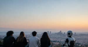 Quatre jeunes et un robot assis côte à côte, observant une ville au coucher du soleil.