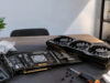 Votre RTX 5090 AORUS à 4 000 € a trop de pâte thermique Carte graphique RTX 5090 démontée sur un bureau avec un processeur couvert de pâte thermique et un tournevis à côté.