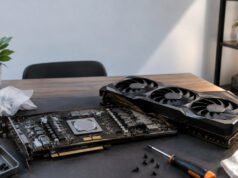 Votre RTX 5090 AORUS à 4 000 € a trop de pâte thermique Carte graphique RTX 5090 démontée sur un bureau avec un processeur couvert de pâte thermique et un tournevis à côté.