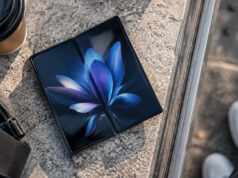 Prix du Samsung Galaxy Z Fold 8 : une baisse enfin possible ? Un smartphone pliant Samsung Galaxy Z Fold ouvert posé sur une surface en pierre avec un café à côté.