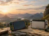 Switch 2 Zelda 40e anniversaire : batterie remplaçable Console Switch 2 aux couleurs de Zelda posée sur une falaise devant un paysage fantastique au coucher du soleil.