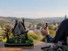 Lionel Martin remporte LEGO Ideas avec Edward aux mains d’argent Un fan tient une figurine LEGO d'Edward aux mains d’argent devant une maquette détaillée de son château iconique.