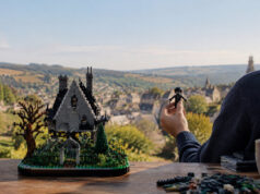 Lionel Martin remporte LEGO Ideas avec Edward aux mains d’argent Un fan tient une figurine LEGO d'Edward aux mains d’argent devant une maquette détaillée de son château iconique.