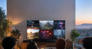 Groupe d'amis jouant à des jeux vidéo sur une télévision grand écran dans un salon confortable.