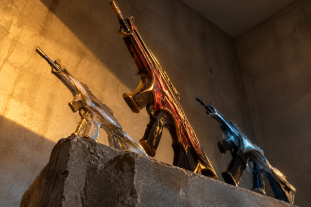 Nouveaux skins Valorant : aperçu des bundles Trois fusils Valorant aux designs détaillés posés sur un bloc de pierre sous un éclairage dramatique.