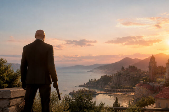 Hitman : L'Agent 47 face à la côte italienne L'Agent 47 de dos, en costume, contemplant un coucher de soleil sur une ville côtière italienne avec une arme à la main.