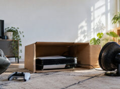 L’endurance inattendue d’une PS5 Pro sans boîtier, refroidie par un ventilateur Une console PS5 Pro sans coque installée dans un carton avec un ventilateur braqué dessus pour la refroidir.