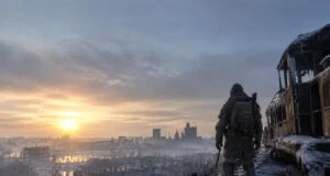 Un survivant en équipement hivernal observe les ruines d'une ville enneigée au lever du soleil sur une voie ferrée.