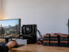 Un PC de bureau Ryzen démarre sous Linux avec 192 piles AA Un PC Ryzen sous Linux alimenté par une rangée de 192 piles AA connectées par des câbles sur un bureau en bois.