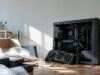 Une carte graphique RTX 3090 est posée devant un boîtier PC ouvert sur une table avec du matériel d'emballage.