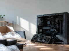 Un joueur retrouve son PC gamer avec la RTX 3090 détachée Une carte graphique RTX 3090 est posée devant un boîtier PC ouvert sur une table avec du matériel d'emballage.