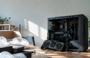 Un joueur retrouve son PC gamer avec la RTX 3090 détachée Une carte graphique RTX 3090 est posée devant un boîtier PC ouvert sur une table avec du matériel d'emballage.