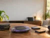 Trois nouveaux Game Boy Advance sur Nintendo Switch Online Console Game Boy Advance violette posée sur une table en bois entourée de plusieurs cartouches de jeux.