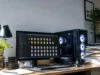 Pourquoi Corsair iCUE occupe-t-il 124 Go sur votre SSD ? Bureau avec PC gaming et écran affichant des dossiers, illustrant un manque d'espace de stockage.
