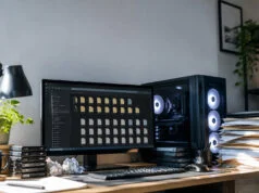 Pourquoi Corsair iCUE occupe-t-il 124 Go sur votre SSD ? Bureau avec PC gaming et écran affichant des dossiers, illustrant un manque d'espace de stockage.