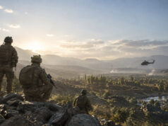 Squad, FPS tactique gratuit sur PS5, face à Call of Duty Trois soldats en tenue tactique observent une vallée montagneuse au coucher du soleil avec un hélicoptère au loin.