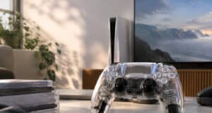 Une manette DualSense transparente posée sur une table devant une console PS5, évoquant le design des années 90.