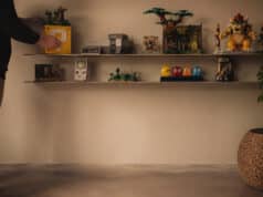 Comment exposer ses sets lego gaming sans les abîmer Une personne ajuste des sets LEGO sur des étagères murales épurées, avec des modèles inspirés de jeux vidéo emblématiques.