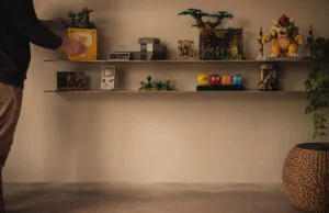 Comment exposer ses sets lego gaming sans les abîmer Une personne ajuste des sets LEGO sur des étagères murales épurées, avec des modèles inspirés de jeux vidéo emblématiques.