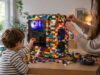 Un PC gamer transformé en LEGO, cadeau d’un enfant de 5 ans Un enfant et un adulte assemblant des briques LEGO sur le boîtier d'un ordinateur de jeu aux lumières néon colorées.