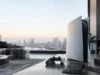 La future PlayStation 6 pourrait dépasser 1 000 dollars Une console PlayStation posée sur un bureau moderne face à une vue panoramique sur une ville, avec de la mémoire RAM.