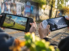 Nintendo Switch 2 vs PS5 : le duel de puissance est-il perdu ? Deux mains tenant des consoles portables affichant des paysages de jeux vidéo différents sur un fond urbain.