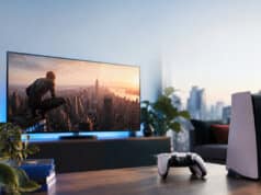 Cinq avatars Spider-Man gratuits sur PS5 et PS4 sans PS Plus Une console PlayStation 5 et sa manette DualSense devant une télévision affichant le jeu Spider-Man.