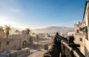 Comment optimiser ses FPS sur CS2 en 2026 Vue à la première personne dans Counter-Strike 2, montrant une arme et une architecture urbaine de style désertique.