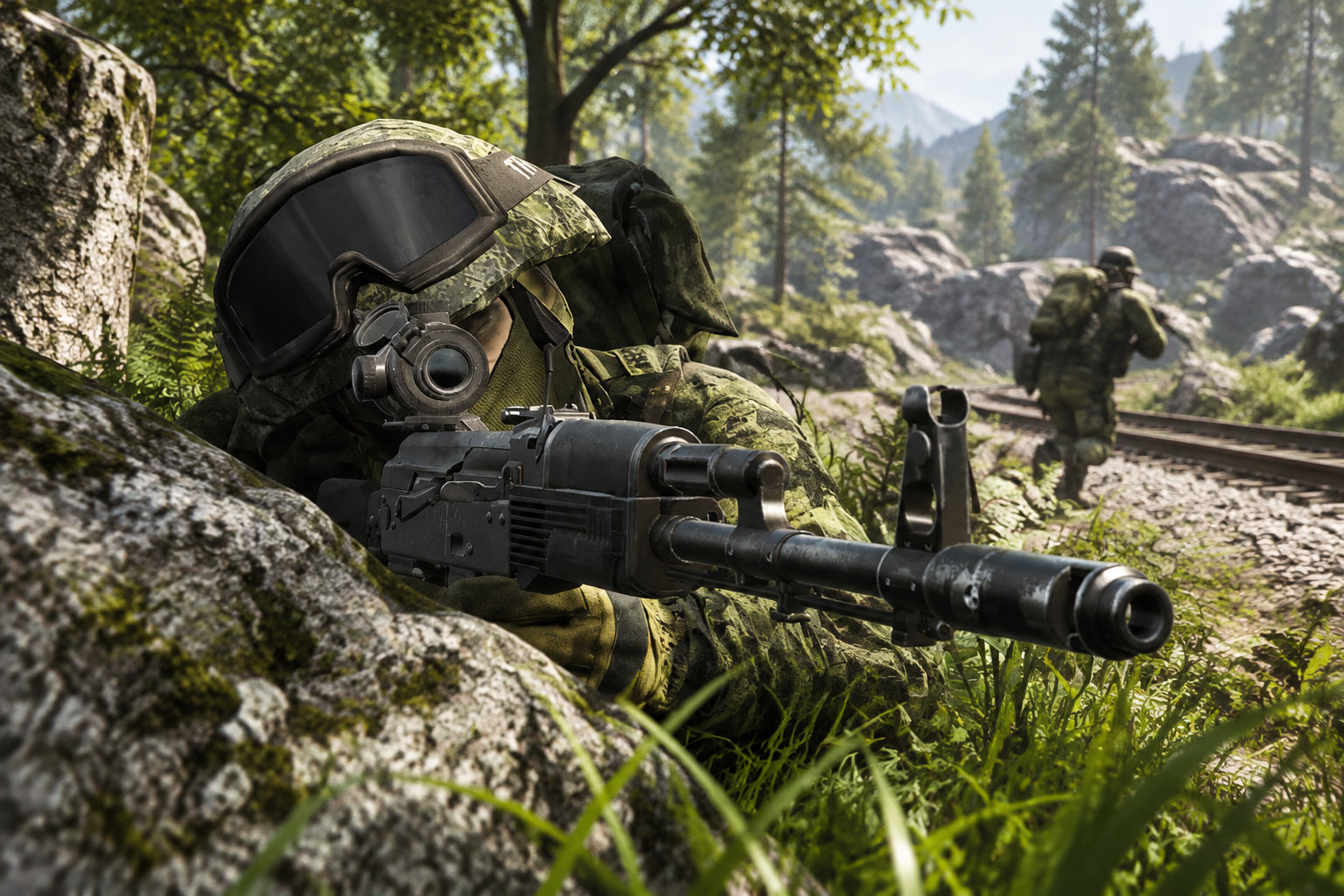 Un soldat en tenue de camouflage, équipé d’un casque et d’un masque, est accroupi derrière des rochers avec une arme, tandis qu’un autre soldat avance sur des rails en forêt.